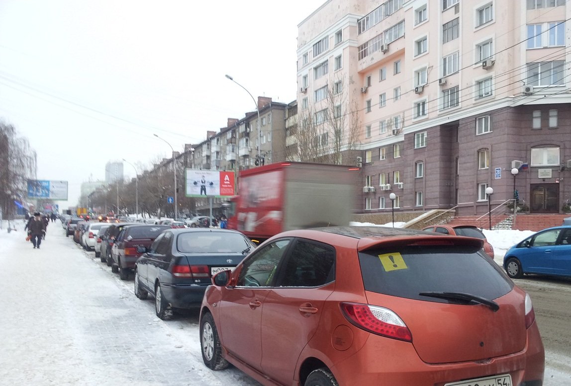 На улицах Новосибирска ограничили парковку для уборки снега